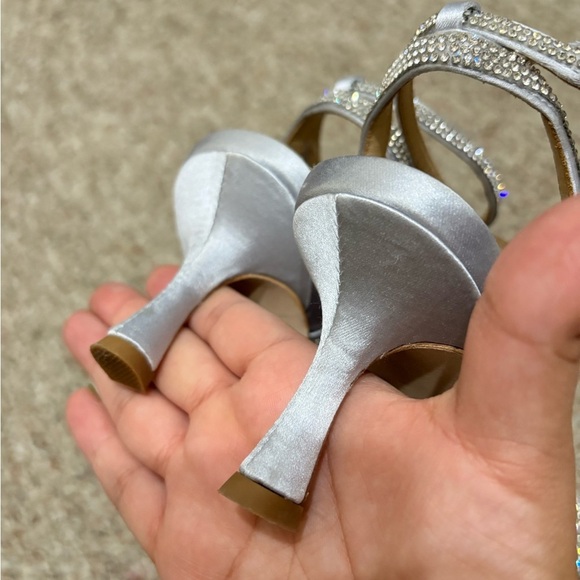 Badgley Mischka Remi Kitten Heel Silver Wedding Open Toe Sandal Size 7.5 - Picture 3 of 6